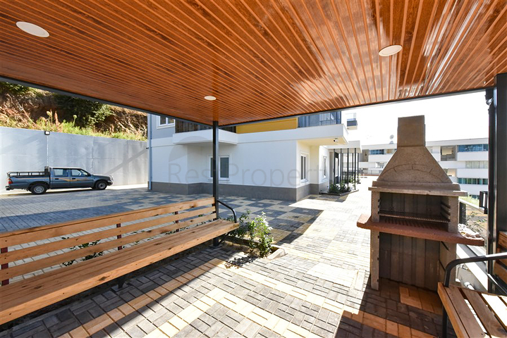 شقة 1+1 في منطقة كوناكلي في مجمع قيد الإنشاء