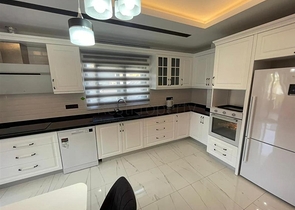 شقة فاخرة 3 + 1 مع مطبخ منفصل في الجزء المركزي من ألانيا