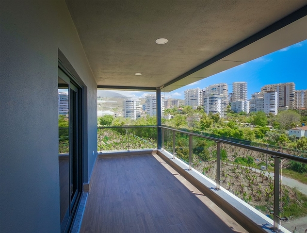 فيلا كبيرة 4+2 في منطقة محمودلار الشهيرة