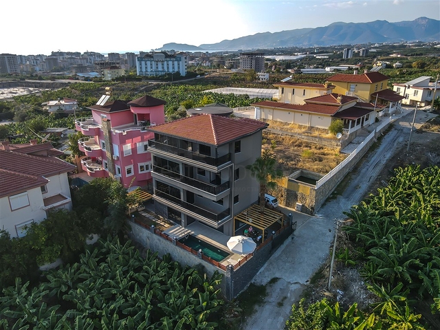 فيلا كبيرة 4+2 في منطقة محمودلار الشهيرة