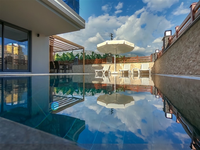 فيلا كبيرة 4+2 في منطقة محمودلار الشهيرة