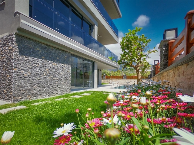 فيلا كبيرة 4+2 في منطقة محمودلار الشهيرة