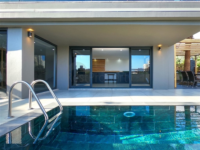 فيلا كبيرة 4+2 في منطقة محمودلار الشهيرة