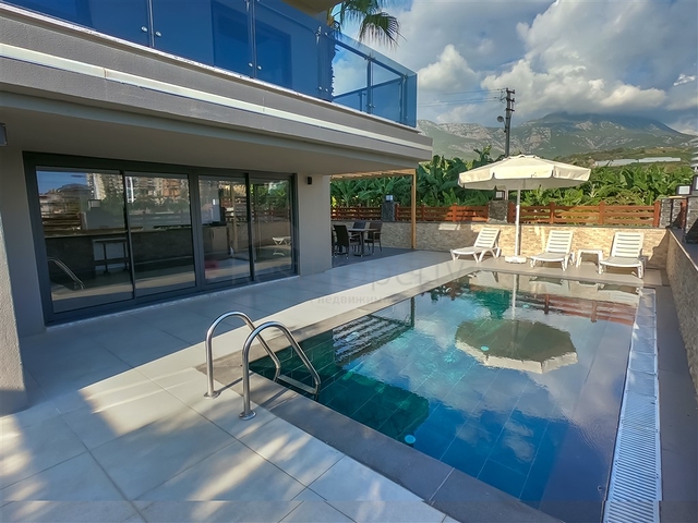 فيلا كبيرة 4+2 في منطقة محمودلار الشهيرة