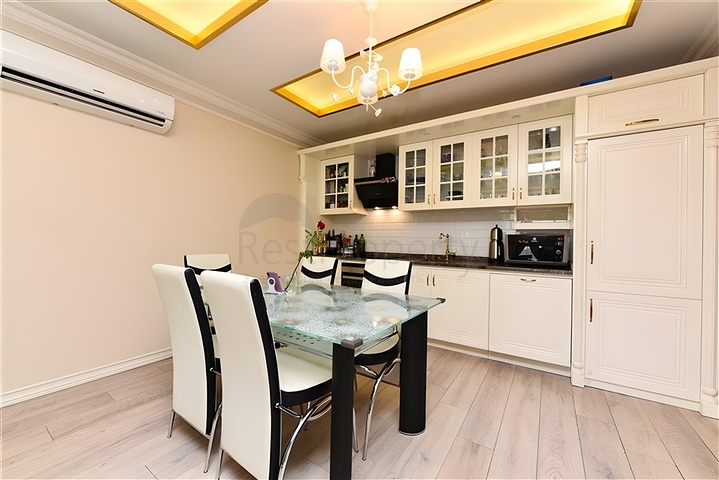 شقة من غرفتي نوم مع تجديد باليورو وإطلالة على البحر وموقف سيارات مغطى