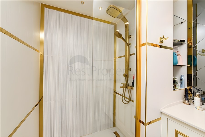 شقة من غرفتي نوم مع تجديد باليورو وإطلالة على البحر وموقف سيارات مغطى