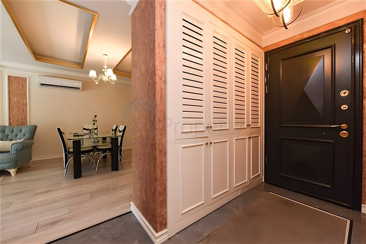 شقة من غرفتي نوم مع تجديد باليورو وإطلالة على البحر وموقف سيارات مغطى