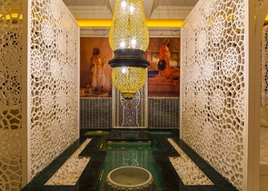 شقة من غرفتي نوم مع تجديد باليورو وإطلالة على البحر وموقف سيارات مغطى