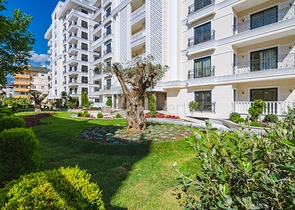 شقة من غرفتي نوم مع تجديد باليورو وإطلالة على البحر وموقف سيارات مغطى