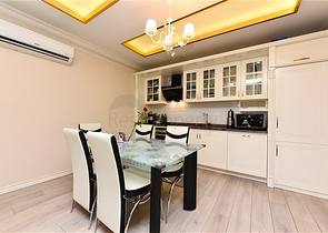 شقة من غرفتي نوم مع تجديد باليورو وإطلالة على البحر وموقف سيارات مغطى