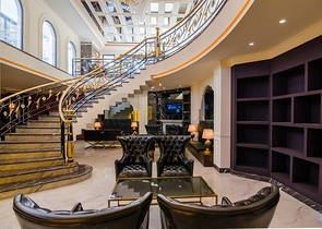 شقة من غرفتي نوم مع تجديد باليورو وإطلالة على البحر وموقف سيارات مغطى