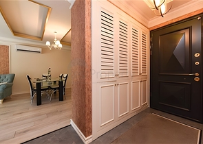 شقة من غرفتي نوم مع تجديد باليورو وإطلالة على البحر وموقف سيارات مغطى