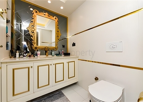 شقة من غرفتي نوم مع تجديد باليورو وإطلالة على البحر وموقف سيارات مغطى