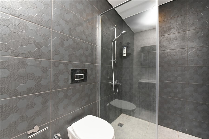 شقة كبيرة للإيجار في مجمع به بنية تحتية فندقية في منطقة محمودلار! 