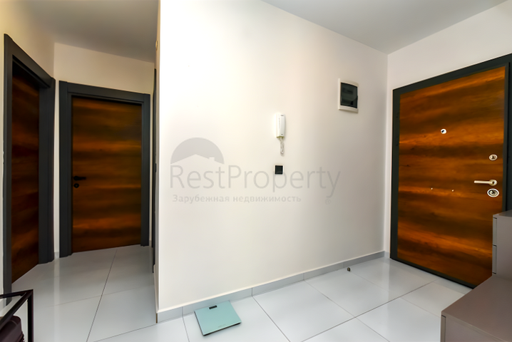 شقة كبيرة للإيجار في مجمع به بنية تحتية فندقية في منطقة محمودلار! 