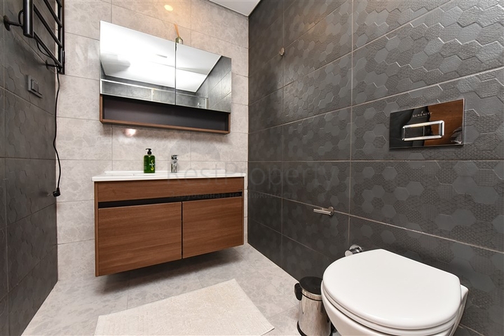 شقة كبيرة للإيجار في مجمع به بنية تحتية فندقية في منطقة محمودلار! 