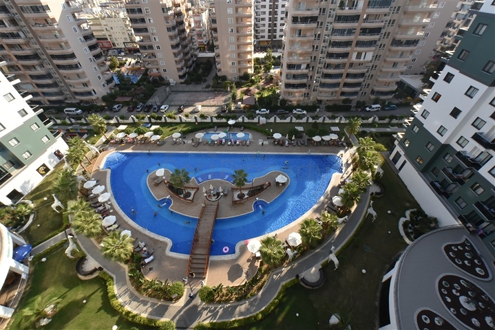 شقة كبيرة للإيجار في مجمع به بنية تحتية فندقية في منطقة محمودلار! 