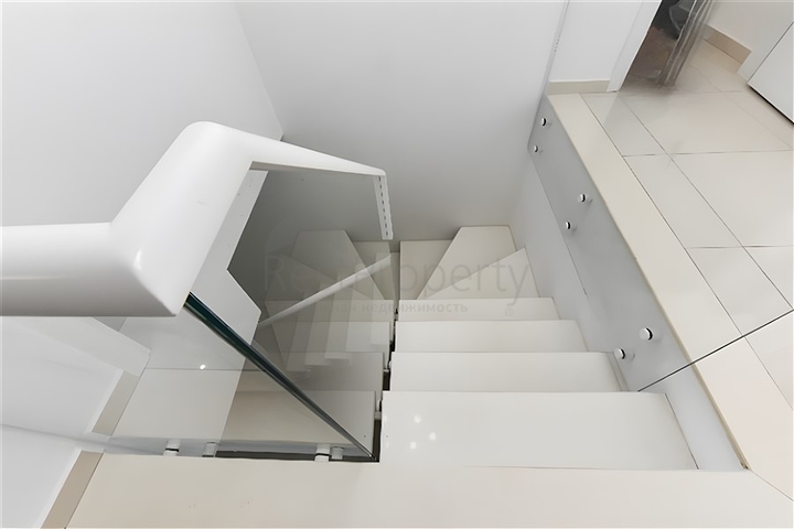 دوبلكس واسع 3 + 1 في منطقة كيستل الشهيرة