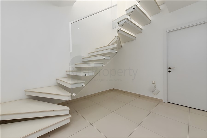 دوبلكس واسع 3 + 1 في منطقة كيستل الشهيرة