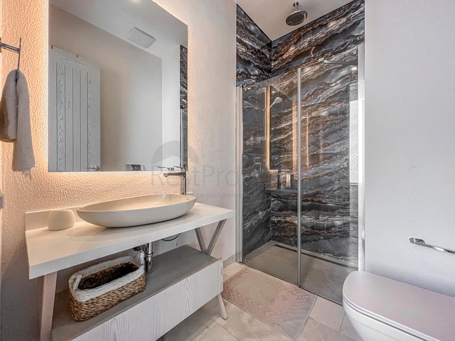 فيلات حديثة مع مسابح خاصة في ياليكافاك 