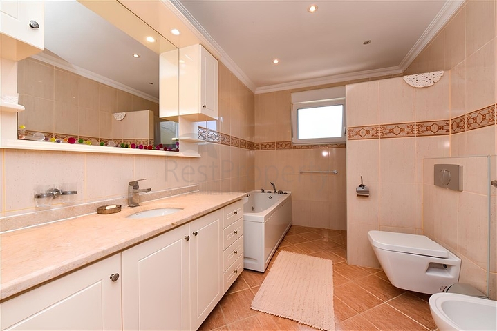 فيلا من ثلاث غرف نوم مع تجديد أنيق