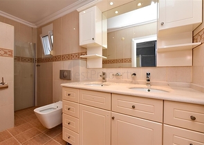 فيلا من ثلاث غرف نوم مع تجديد أنيق