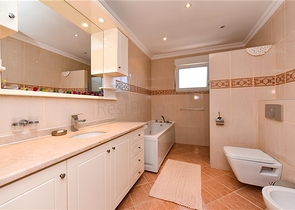 فيلا من ثلاث غرف نوم مع تجديد أنيق