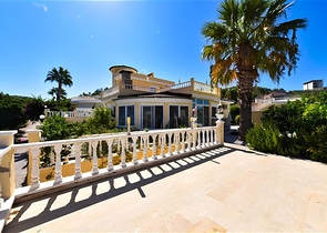 فيلا من ثلاث غرف نوم مع تجديد أنيق