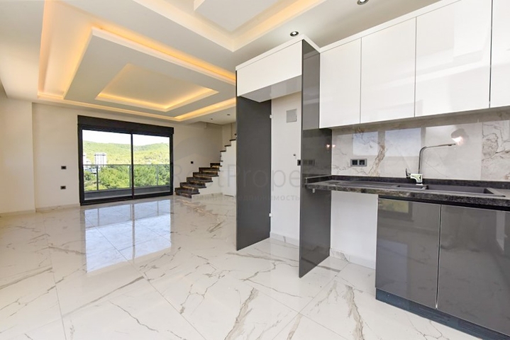 بنتهاوس من ثلاث غرف نوم مع إطلالات على الغابات الصنوبرية والبحر الأبيض المتوسط