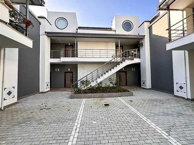 دوبلكس 3 + 1 في مجمع سكني منخفض الارتفاع على بعد 150 متر من البحر