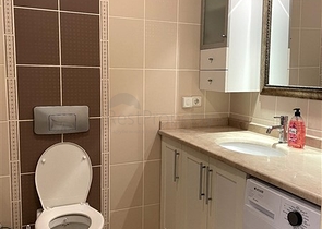 شقة فسيحة من غرفتي نوم على مسافة قريبة من البحر   