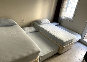 شقة فسيحة من غرفتي نوم على مسافة قريبة من البحر   