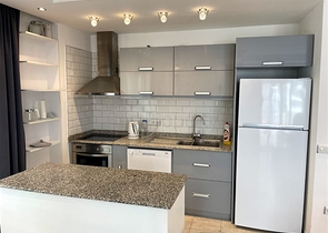 شقة فسيحة من غرفتي نوم على مسافة قريبة من البحر   