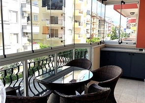 شقة فسيحة من غرفتي نوم على مسافة قريبة من البحر   