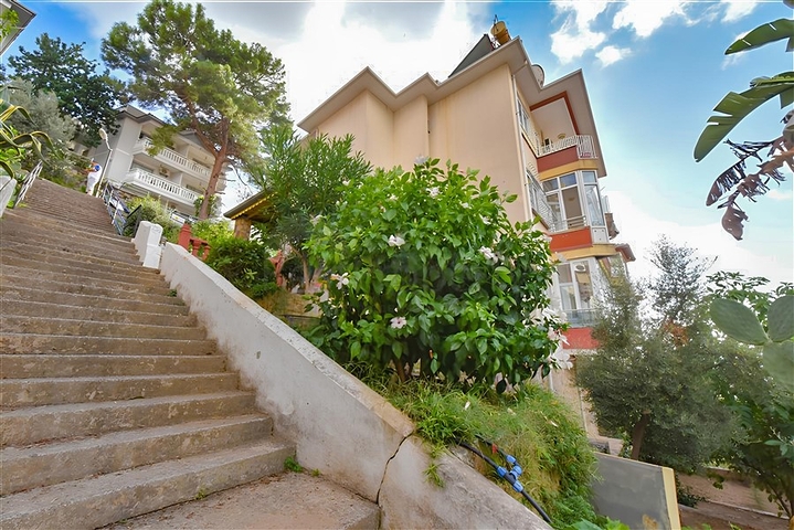 شقة 3+1 مع مطبخ منفصل عند سفح قلعة ألانيا شقة 3+1 مع مطبخ منفصل عند سفح قلعة ألانيا