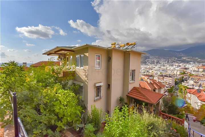 شقة 3+1 مع مطبخ منفصل عند سفح قلعة ألانيا شقة 3+1 مع مطبخ منفصل عند سفح قلعة ألانيا