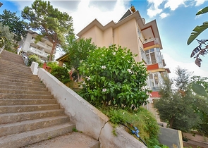 شقة 3+1 مع مطبخ منفصل عند سفح قلعة ألانيا شقة 3+1 مع مطبخ منفصل عند سفح قلعة ألانيا