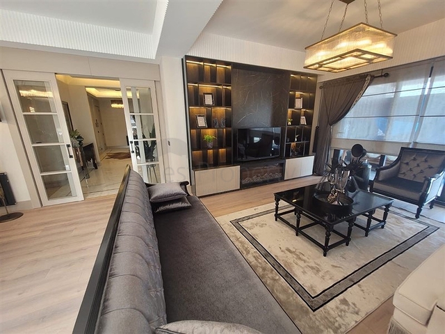 شقق فسيحة 5 + 1 في المنطقة الوسطى من يني شهير