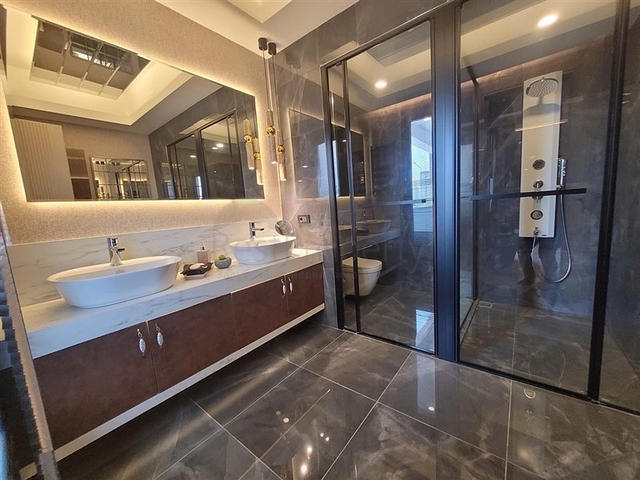 شقق فسيحة 5 + 1 في المنطقة الوسطى من يني شهير