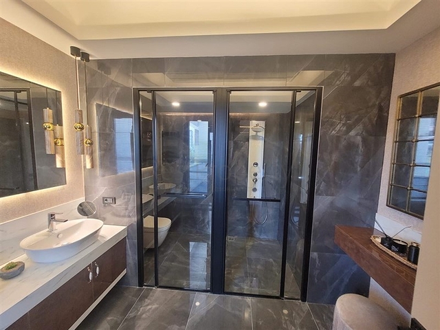 شقق فسيحة 5 + 1 في المنطقة الوسطى من يني شهير