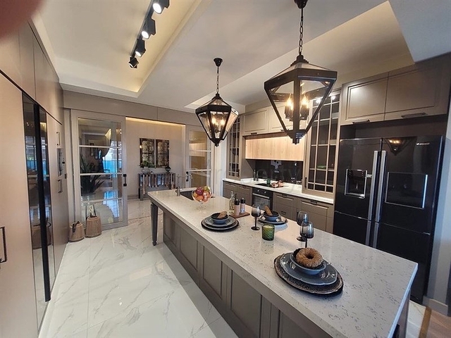 شقق فسيحة 5 + 1 في المنطقة الوسطى من يني شهير