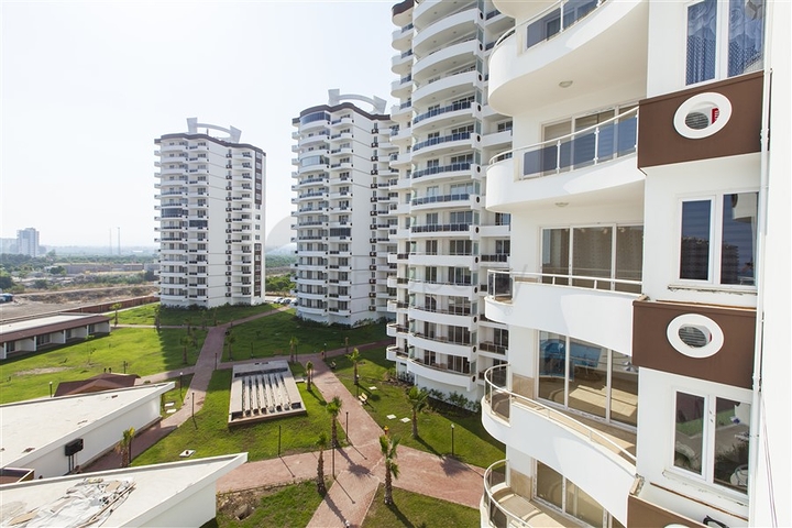 شقق فسيحة في مجمع جاهز على بعد 200 متر من البحر في منطقة إردملي