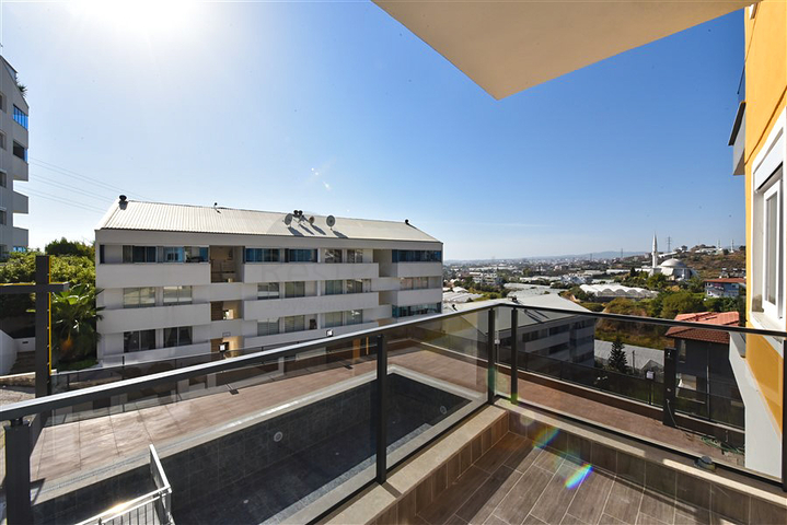 شقة من ثلاث غرف مع مطبخ منفصل وإمكانية الحصول على تصريح إقامة في منطقة كوناكلي