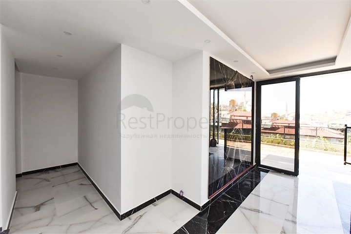 شقة من ثلاث غرف مع مطبخ منفصل وإمكانية الحصول على تصريح إقامة في منطقة كوناكلي