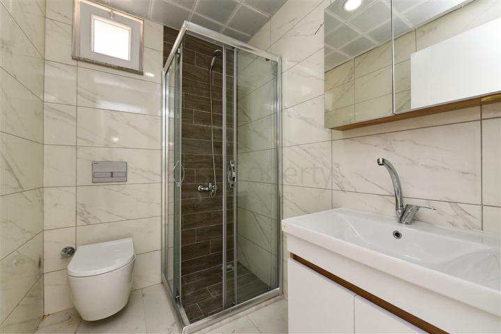 شقة من ثلاث غرف مع مطبخ منفصل وإمكانية الحصول على تصريح إقامة في منطقة كوناكلي