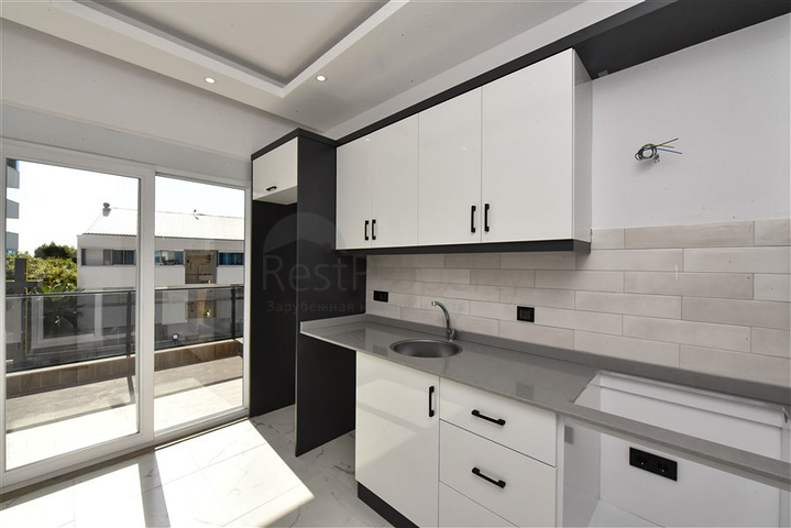 شقة من ثلاث غرف مع مطبخ منفصل وإمكانية الحصول على تصريح إقامة في منطقة كوناكلي