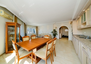 شقة كبيرة 2+1 للعيش في منطقة توسمور ، وهي مفتوحة لتصاريح الإقامة شقة كبيرة 2+1 للعيش في منطقة توسمور ، وهي مفتوحة لتصاريح الإقامة