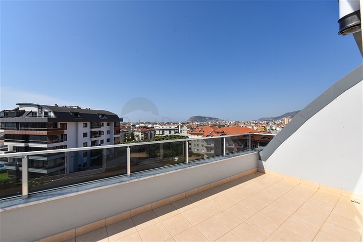 بنتهاوس من أربع غرف مع إطلالة مفتوحة على المدينة والجبال