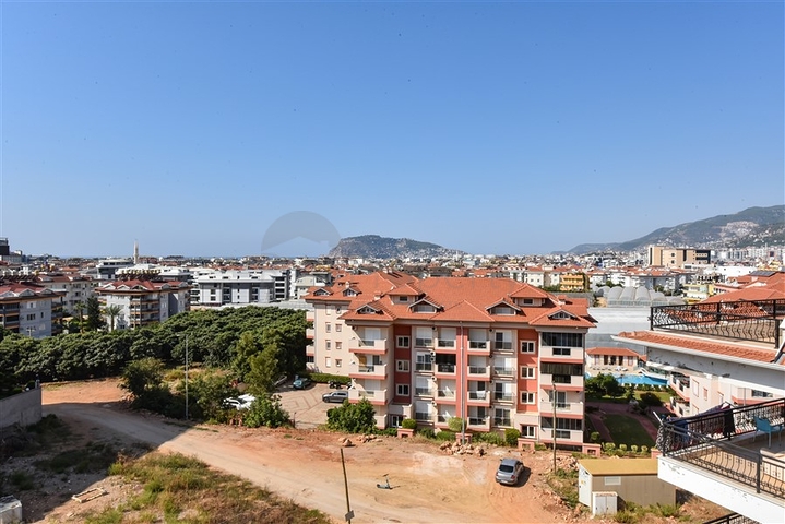 بنتهاوس من أربع غرف مع إطلالة مفتوحة على المدينة والجبال