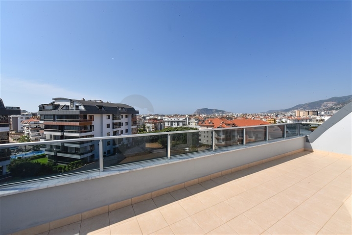 بنتهاوس من أربع غرف مع إطلالة مفتوحة على المدينة والجبال